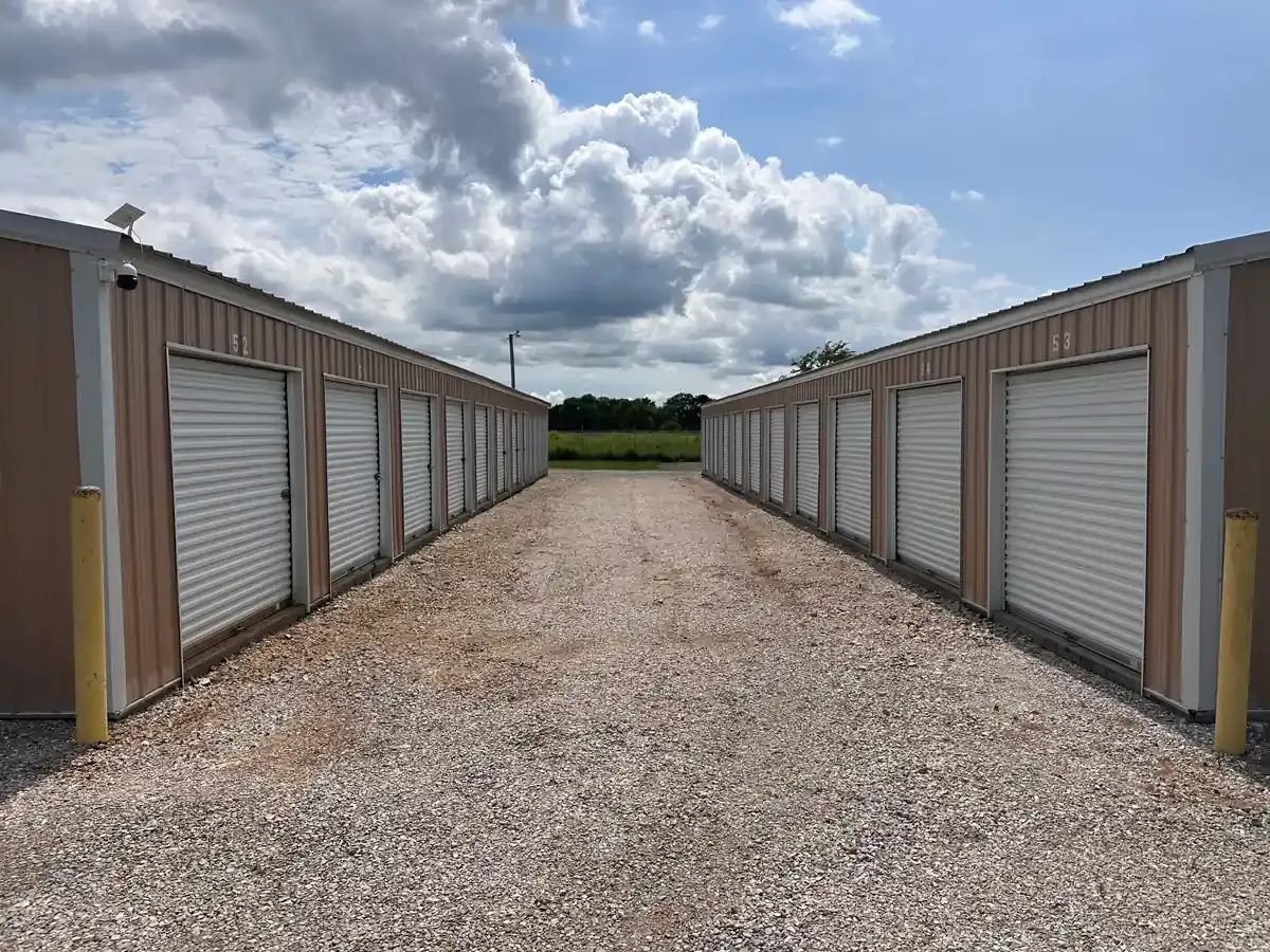Drive Aisle KO Storage of Aurora, MO